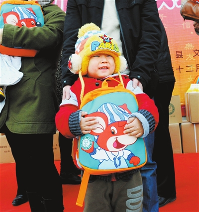 兰州榆中县3708名学龄前儿童获赠基础阅读书包（图）