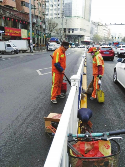 兰州城关环卫组织职工清积尘、促保洁（图）