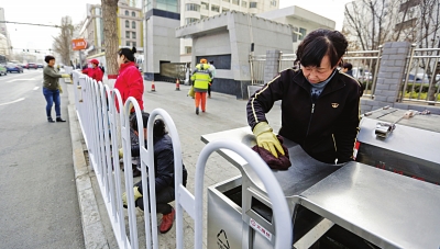 兰州市14000多名干部昨日走上街头 开始全市“周末大扫除”（图）