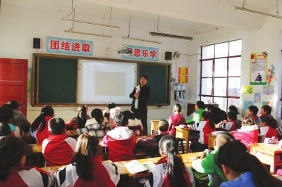 陇南康县长坝镇中心学校校长李瑞：一个爱当官的小学校长（图）