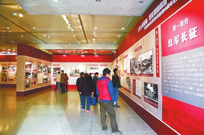 市民参观甘肃省纪念红军长征胜利80周年主题展览（图）