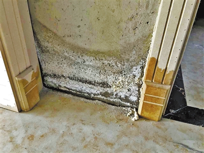 供暖试压漏水 兰州皋兰一居民新房子被泡受损（图）