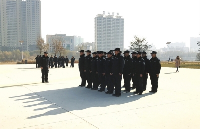 兰州城关区执法局的100余名执法人员在公园训练（图）