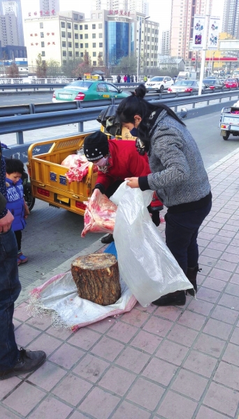 兰州：占道摆摊设点被清理 摊主希望指定适宜经营场所（图）