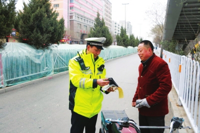 兰州雁滩交警开出我市首张电动车罚单（图）