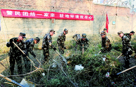 “万民上街”为城市“梳妆打扮”——天水市开展环境卫生清理活动现场见闻