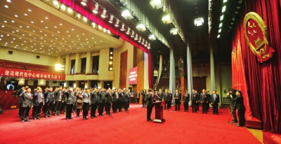兰州市新当选国家机关工作人员集体向宪法宣誓 李荣灿主持仪式