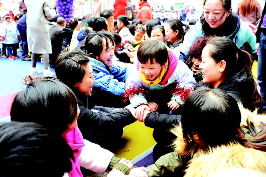 天水秦州区一幼儿园举办了迎新年亲子联欢活动（图）