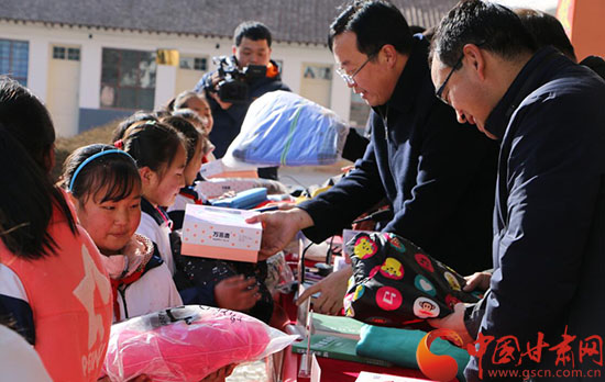 ＂新年新衣＂走进全国梯田模范县——庄浪县<br>500多件新棉衣为岳堡小学送去冬日的温暖（组图）