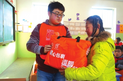 中国扶贫基金会2016“善行100·温暖行动”走进陇西 225个爱心包裹帮山里娃温暖过冬（图）