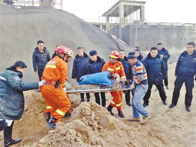 男子坠入30米深井 兰州榆中消防中队官兵紧急施救