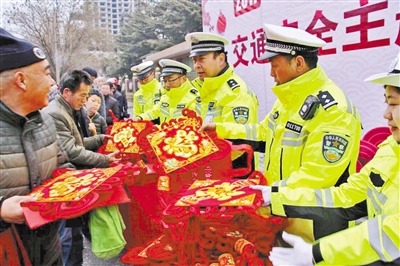 兰州七里河区交警新年送“福”