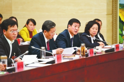 甘肃省人大代表开始审议《政府工作报告》（图）