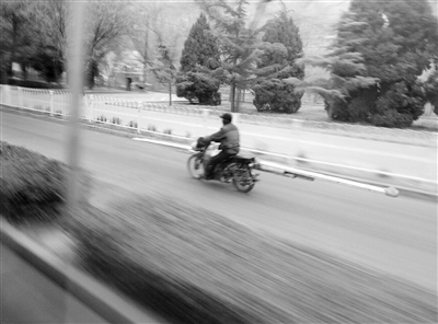 记者直击丨摩托车超长运输，危险！