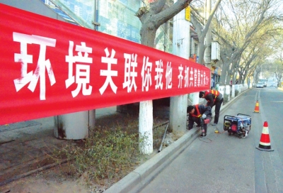 兰州安宁区幸福巷公交车站为路边人行道安装隔离护栏（图）