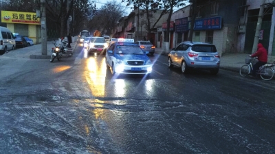 水管破裂路面结冰 车辆跑得慢 兰州西固交警联系环卫及时清理（图）