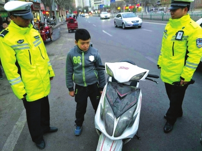 兰州10岁男孩骑摩托狂奔交警蜀黍惊出一身冷汗（图）