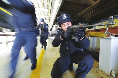 聚焦春运|兰州铁路局银川客运段车库内 特警开展防暴应急演练（图）