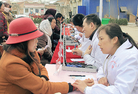 平凉市医务人员在双联点开展义诊活动