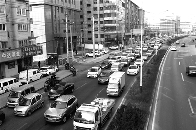 兰州南环路绿色市场段热力管网爆裂致交通拥堵 预计今日恢复供热（图）