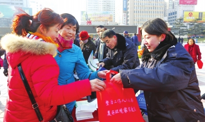 扩大气势 营造氛围 共同参与 昨日兰州市十大会场宣传“三大整治”（图）