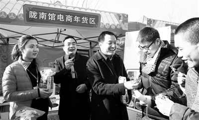 陇南成县县委书记电商年货节上当起了促销员（图）
