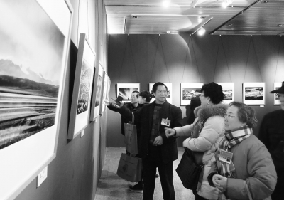 120幅摄影作品吸引市民《镜在广田——赵广田从事摄影四十年回顾展》开展（图）