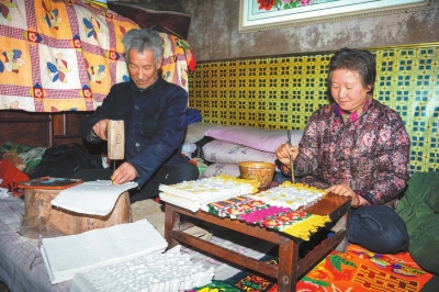 甘肃定西通渭县陇山乡石沟村车场社村民赶制民俗用品（图）