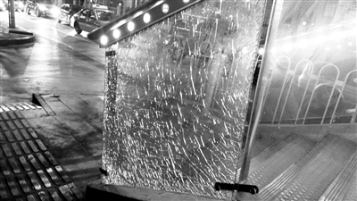 兰州市民反映：天桥钢化玻璃破裂 威胁过往行人安全