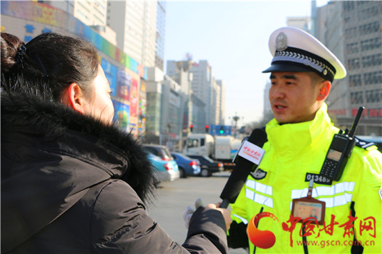 温暖中国 | 甘肃网络媒体走转改 有一种职责叫“我们看春晚民警保平安”(组图)