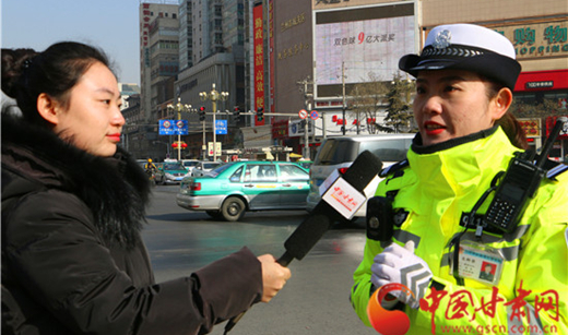 甘肃网络媒体走转改 有一种职责叫“我们看春晚民警保平安”