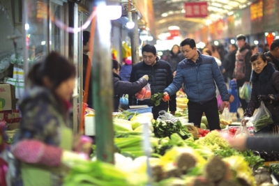 兰州：超市顾客盈门 早市菜市场迎来客流高峰（图）