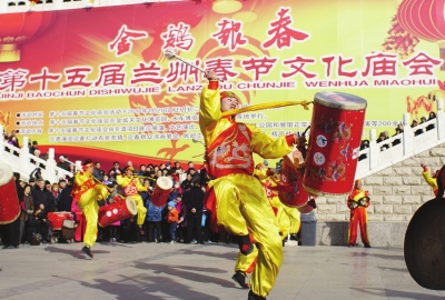 兰州太平鼓吸引不少市民观看（图）