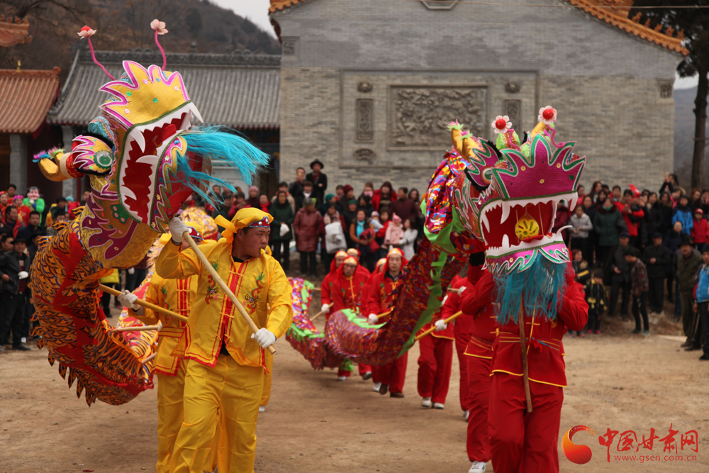温暖中国|【乡村年味】天水市苏庄村社火在慈航寺表演（图）