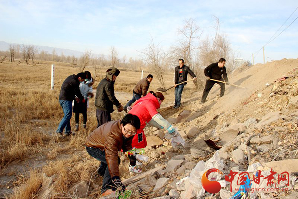 张掖市临泽县平川镇开展“捡拾垃圾 保护黑河”环保公益活动