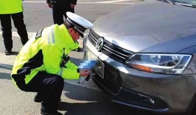 兰州城关交警路检路查时发现一辆假牌银灰色轿车（图）