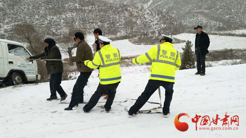 定西市漳县交警春节冰雪路面保畅通（图）