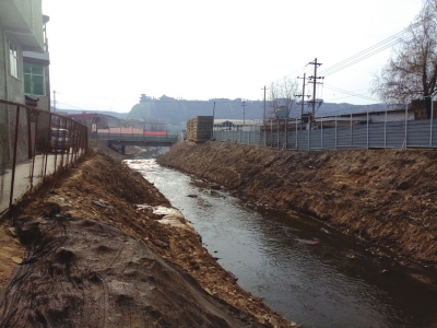 记者走访——兰州市多条泄洪道污水横流 市建设局计划年底前完成治理