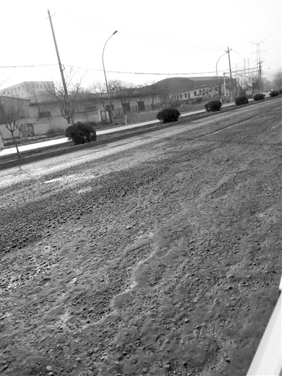 兰州市民反映：西沙大桥东侧道路路面坑洼