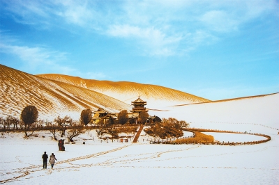 雪后的敦煌市鸣沙山月牙泉景区银装素裹 景美如画