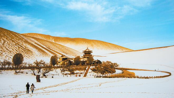 敦煌市鸣沙山月牙泉景区银装素裹 景美如画（图）