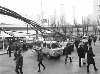 兰州雷坛河便民市场口线缆“纠缠” 有碍观瞻损市容