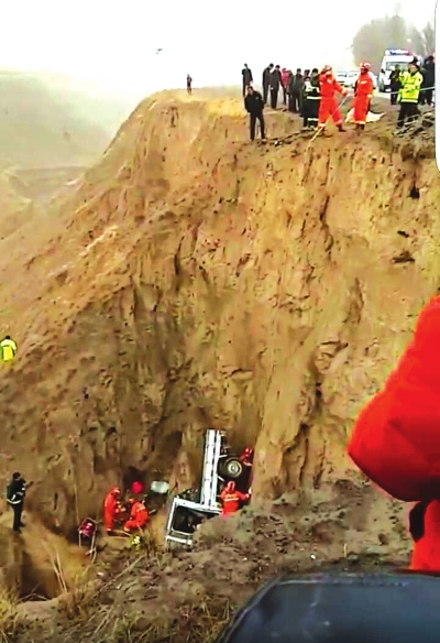 白银市平川区种田乡与黄峤乡峤山村之间路段发生一起单方交通事故（图）