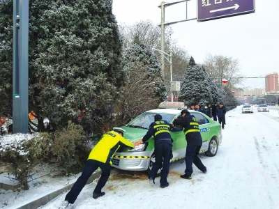 雪后路结冰 兰州多数班线停发