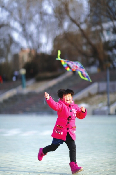 雪后初晴 兰州市民带着孩子来到黄河边游玩（图）