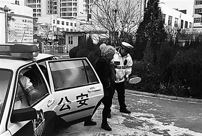 雪天产妇分娩在即 庆阳环县交警用警车送医院（图） 