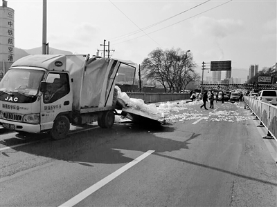 惊！兰州一货车“个头”太高 撞上限高杆殃及路边电动车