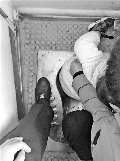 险！安徽4岁男童列车如厕腿卡便桶 乘务员紧急施救1小时后脱险