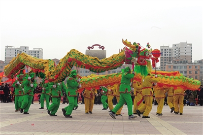 耍社火猜灯谜 欢欢乐乐闹元宵