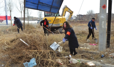 300多名干部攻坚“环境整治” 兰州西固区陈坪街道清理背街小巷疑难杂症 